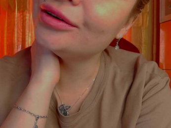 YourFunnyBlondiee webcam model stream image