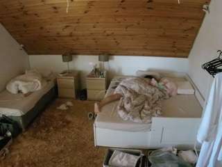 voyeurcam-julmodels-whitebed-2 webcam model stream image