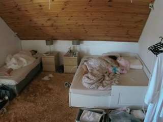voyeurcam-julmodels-whitebed-2 webcam model stream image