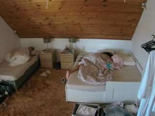 voyeurcam-julmodels-whitebed-2 webcam model stream image