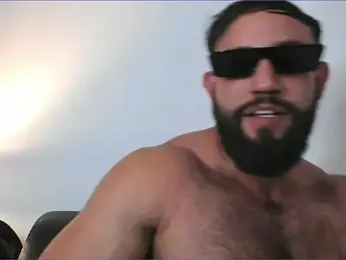 BradLeon_ webcam model stream image