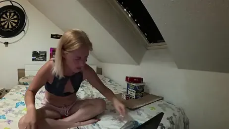 Moistdevil webcam model stream image