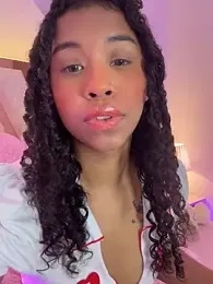 bella__honey webcam stripchat model stream image