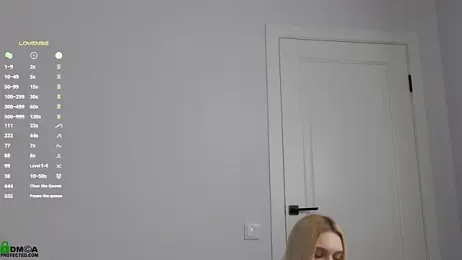 SaraHearts webcam model stream image