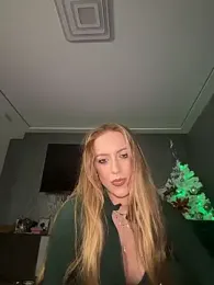 LunaAlya webcam model stream image