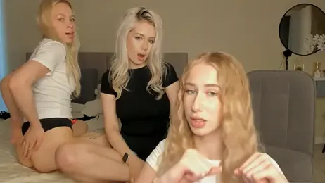 blondegirlss webcam model stream image