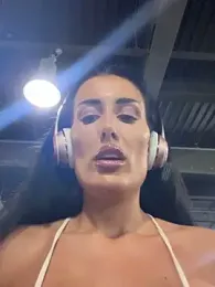 UKSYDNEYFOX webcam model stream image