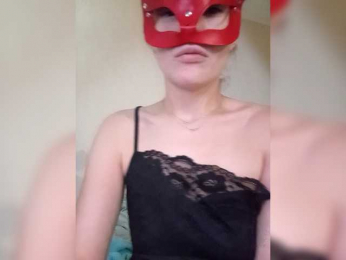 Lola-and-friends webcam model stream image