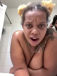 Goldenmami webcam model stream image