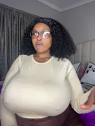 Bustygoddess32 webcam model stream image