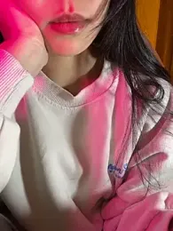 Uyennii02 webcam stripchat model stream image