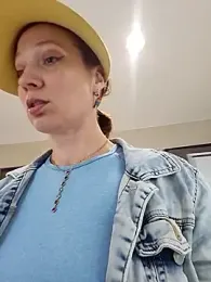 Exhibitionsplit webcam model stream image