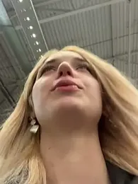 DollyTall webcam model stream image