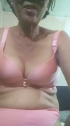 Maximienne webcam model stream image