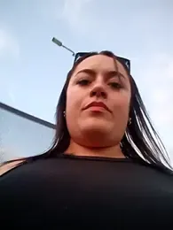 Lesly_10- webcam stripchat model stream image