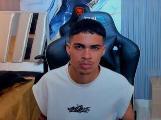 Riccie Pezzutti webcam model stream image