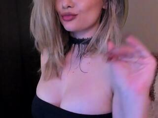 Mia Summer webcam model stream image