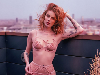 JulcyPeach webcam model stream image