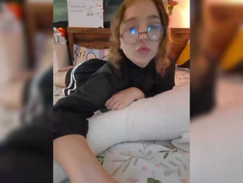 LittleDelora bongacams stream image