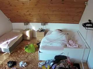voyeurcam-julmodels-whitebed-2 camsoda stream image