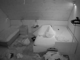 voyeurcam-julmodels-whitebed-2 camsoda stream image