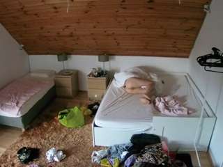 voyeurcam-julmodels-whitebed-2 camsoda stream image