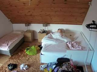 voyeurcam-julmodels-whitebed-2 camsoda stream image