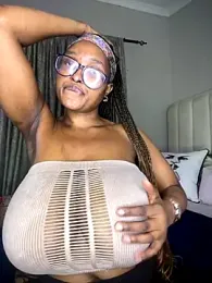 Bustygoddess32 stripchat stream image