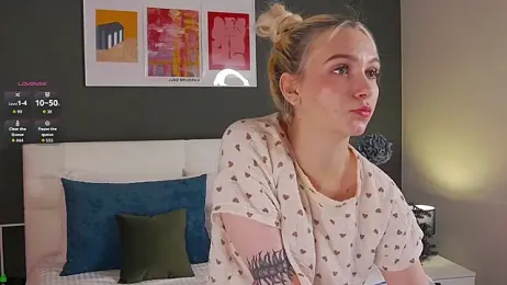 SaraHearts stripchat stream image