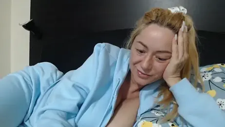 _karolynesyera_ stripchat stream image