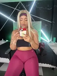 riri_brunnete stripchat stream image