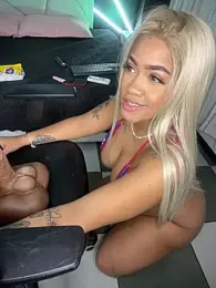 riri_brunnete stripchat stream image